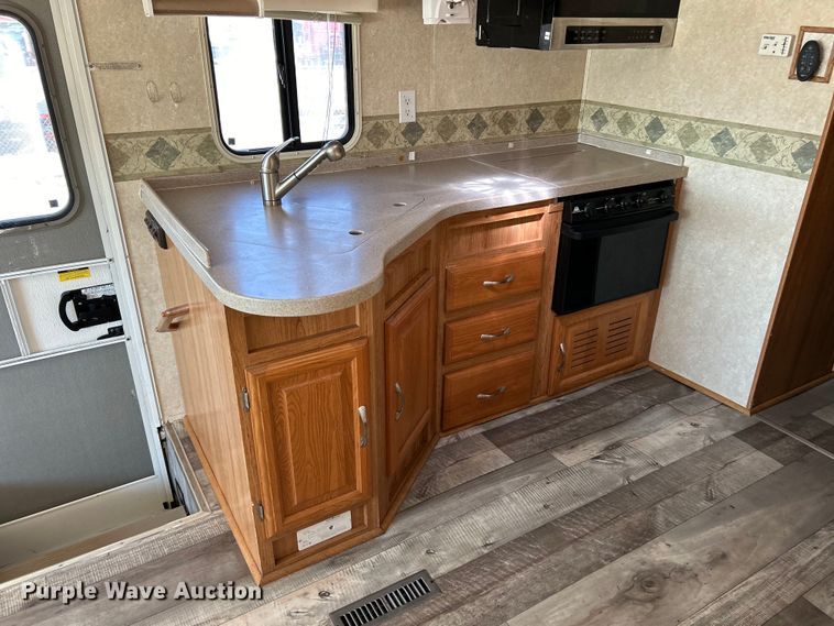 image for item EK4501 2004 Workhorse W22 RV