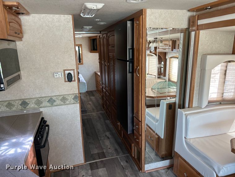 image for item EK4501 2004 Workhorse W22 RV