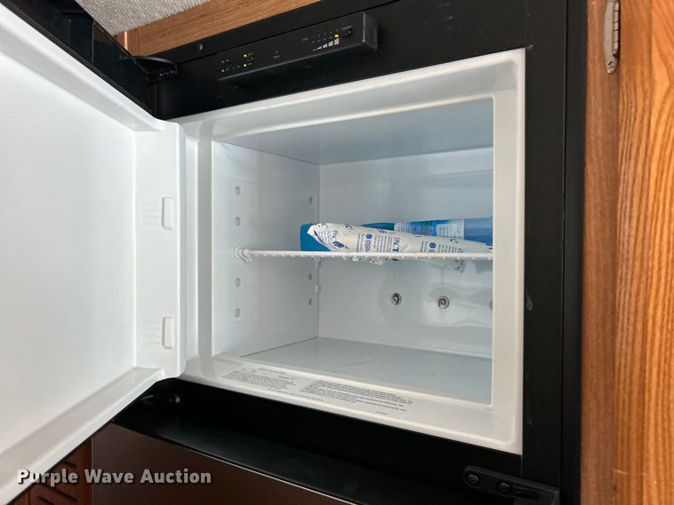 image for item EK4501 2004 Workhorse W22 RV