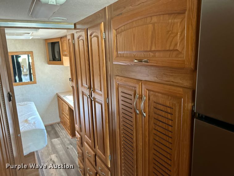 image for item EK4501 2004 Workhorse W22 RV