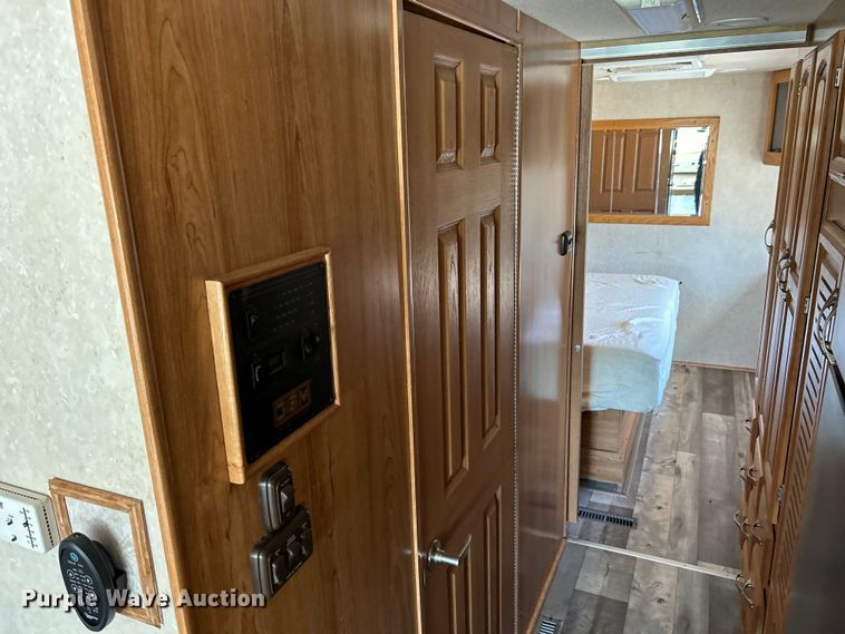 image for item EK4501 2004 Workhorse W22 RV