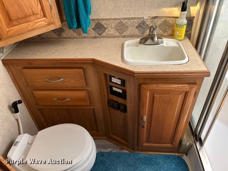 image for item EK4501 2004 Workhorse W22 RV