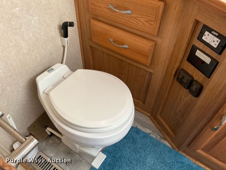 image for item EK4501 2004 Workhorse W22 RV