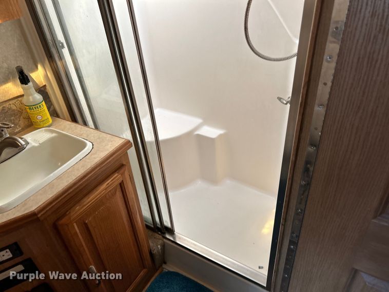 image for item EK4501 2004 Workhorse W22 RV