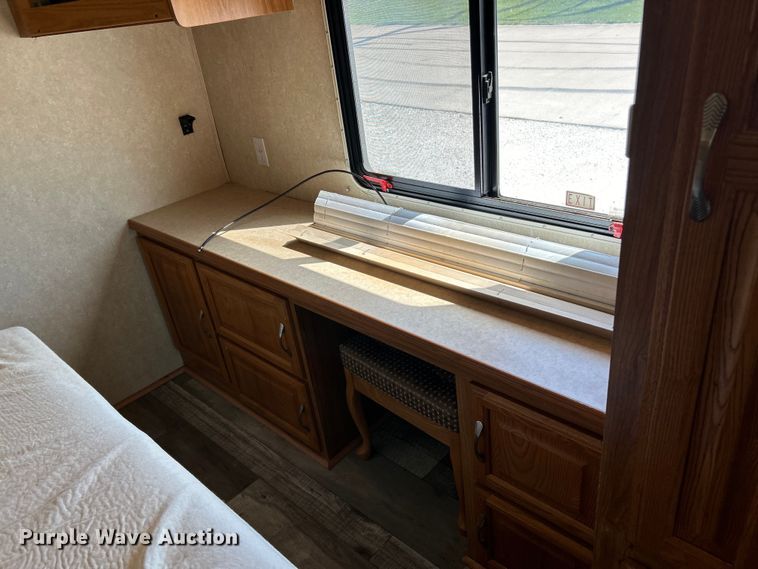 image for item EK4501 2004 Workhorse W22 RV