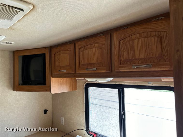 image for item EK4501 2004 Workhorse W22 RV