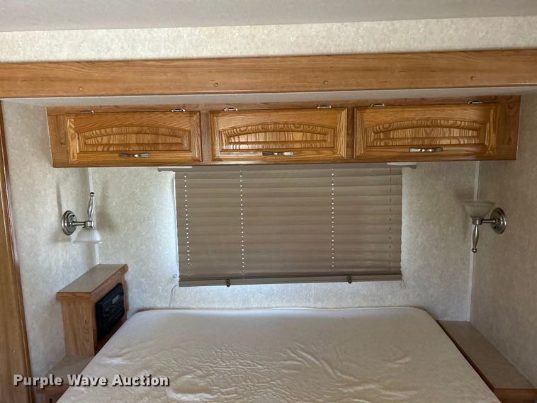 image for item EK4501 2004 Workhorse W22 RV