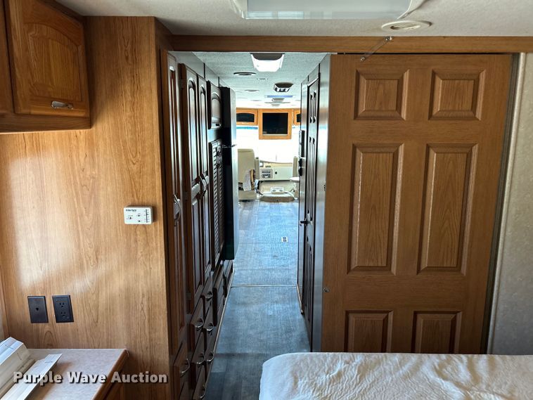 image for item EK4501 2004 Workhorse W22 RV