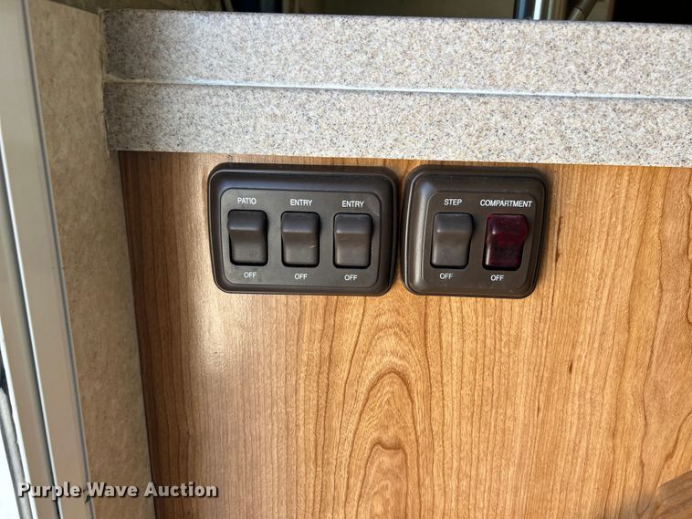 image for item EK4501 2004 Workhorse W22 RV