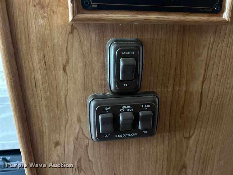 image for item EK4501 2004 Workhorse W22 RV