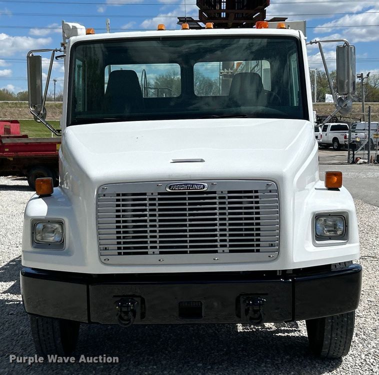 image for item EK4504 2003 Freightliner  FL70 utility / service truck