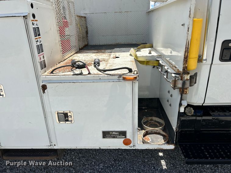 image for item EK4504 2003 Freightliner  FL70 utility / service truck