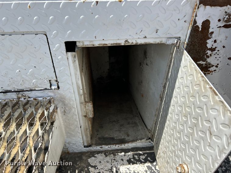 image for item EK4504 2003 Freightliner  FL70 utility / service truck