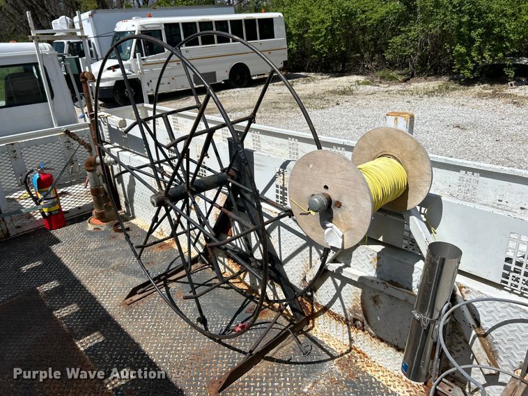 image for item EK4504 2003 Freightliner  FL70 utility / service truck