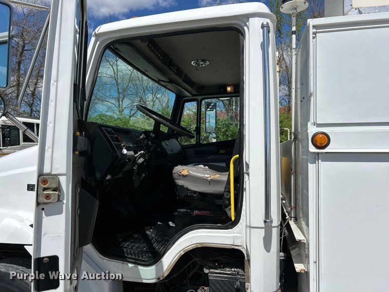 image for item EK4504 2003 Freightliner  FL70 utility / service truck