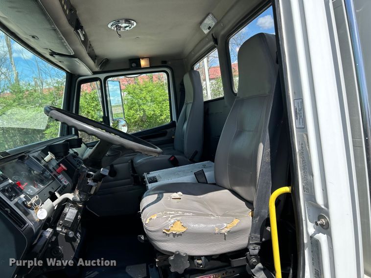 image for item EK4504 2003 Freightliner  FL70 utility / service truck