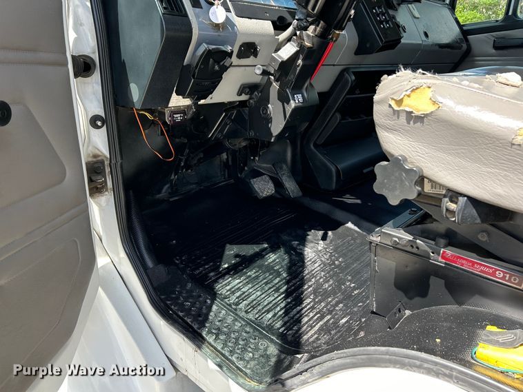 image for item EK4504 2003 Freightliner  FL70 utility / service truck