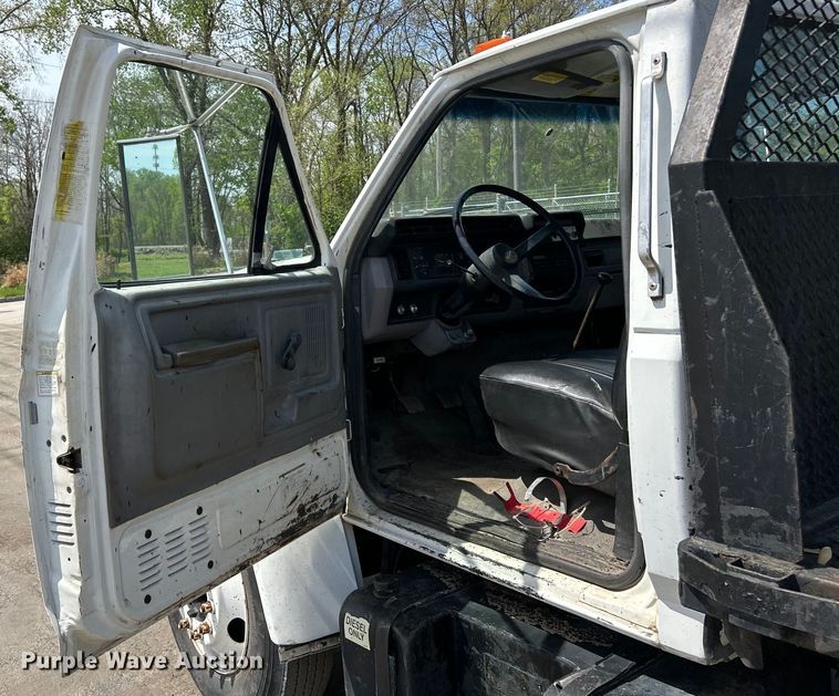 image for item EK4512 1998 Ford F Series flatbed truck
