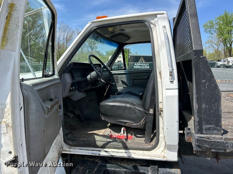 image for item EK4512 1998 Ford F Series flatbed truck