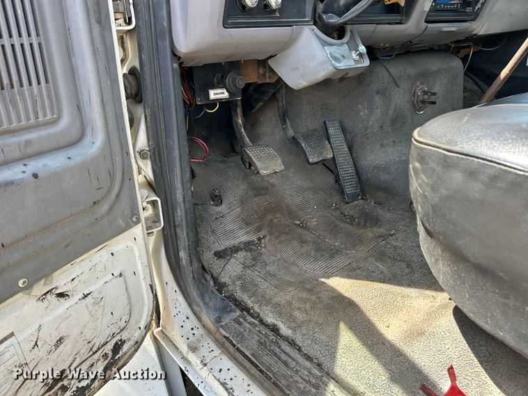 image for item EK4512 1998 Ford F Series flatbed truck