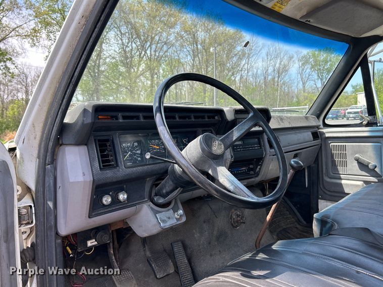 image for item EK4512 1998 Ford F Series flatbed truck