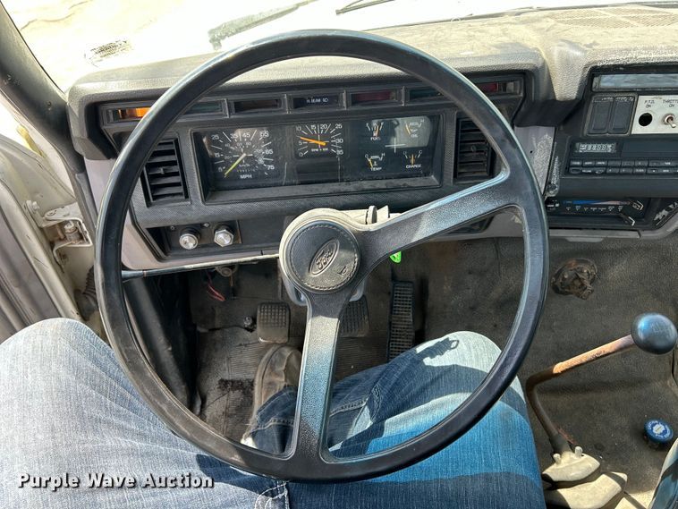 image for item EK4512 1998 Ford F Series flatbed truck