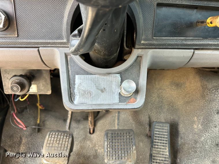 image for item EK4512 1998 Ford F Series flatbed truck