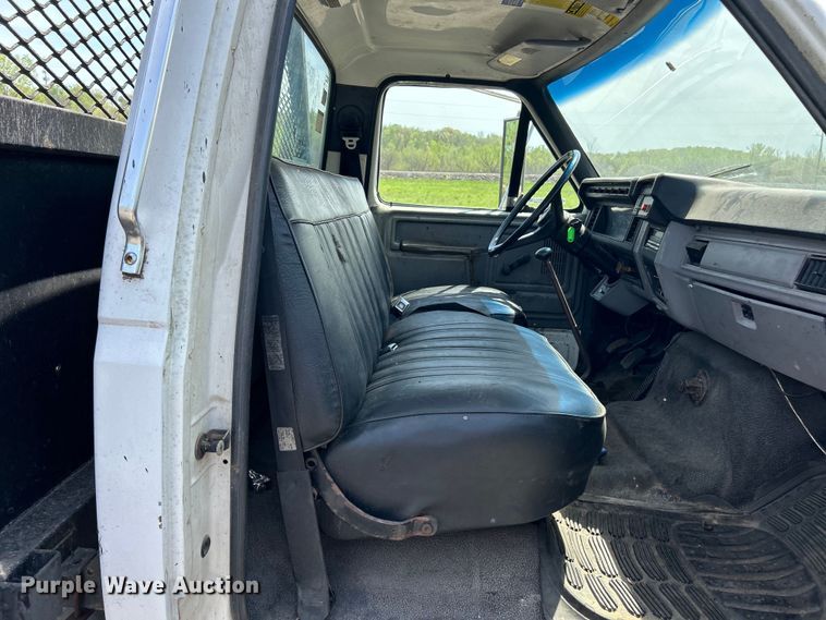 image for item EK4512 1998 Ford F Series flatbed truck