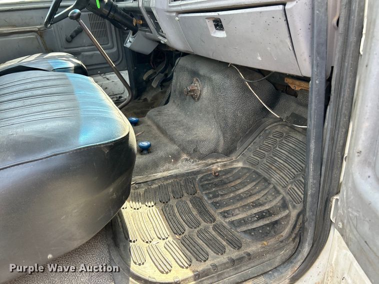 image for item EK4512 1998 Ford F Series flatbed truck