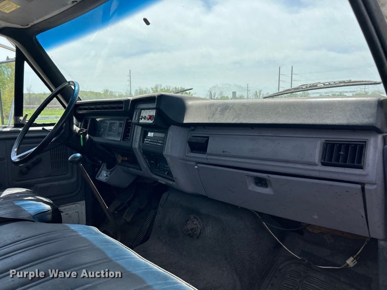 image for item EK4512 1998 Ford F Series flatbed truck