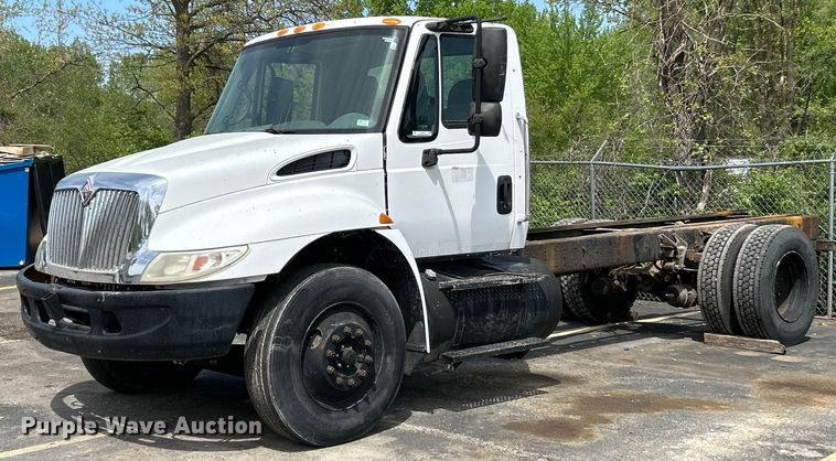 image for item EK4515 2003 International 4300 SBA truck cab and chassis