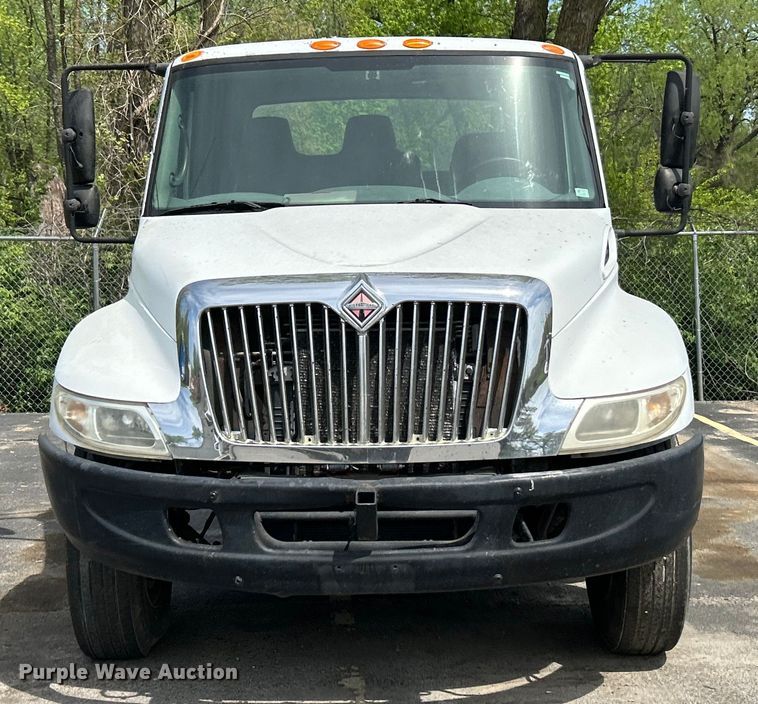 image for item EK4515 2003 International 4300 SBA truck cab and chassis