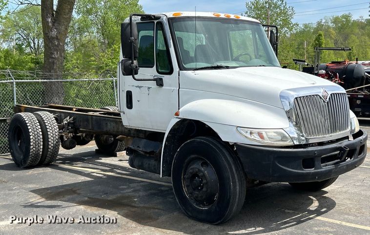 image for item EK4515 2003 International 4300 SBA truck cab and chassis