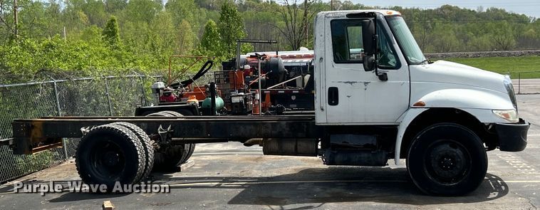 image for item EK4515 2003 International 4300 SBA truck cab and chassis