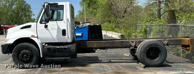 image for item EK4515 2003 International 4300 SBA truck cab and chassis