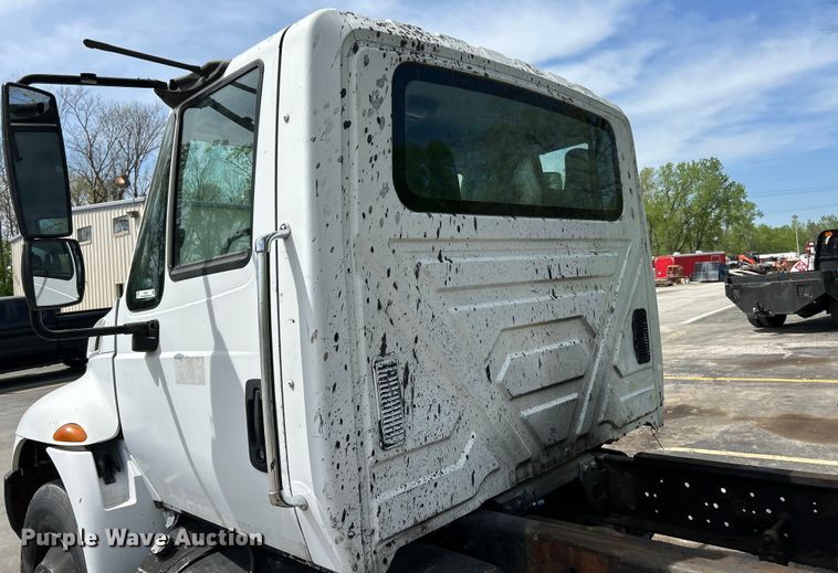 image for item EK4515 2003 International 4300 SBA truck cab and chassis