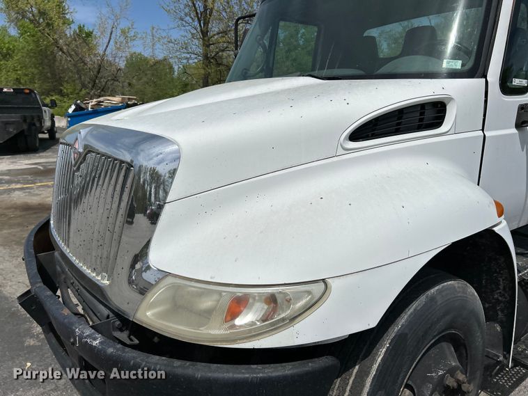 image for item EK4515 2003 International 4300 SBA truck cab and chassis