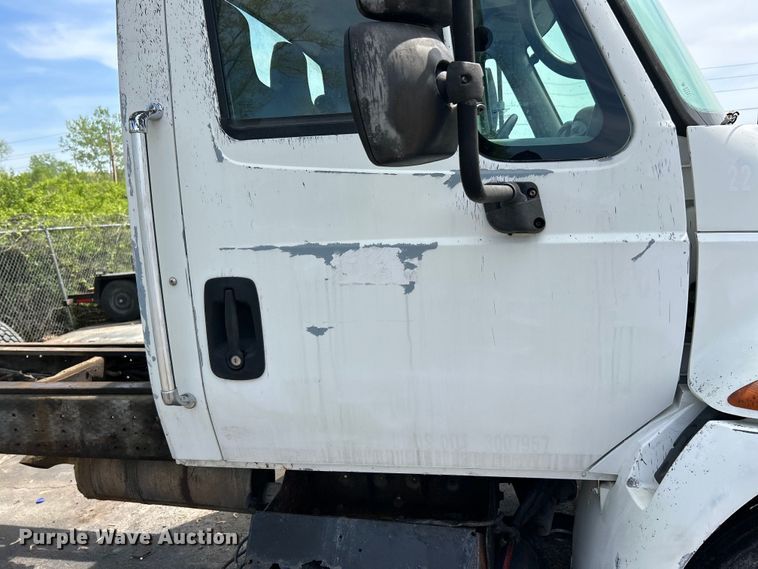 image for item EK4515 2003 International 4300 SBA truck cab and chassis