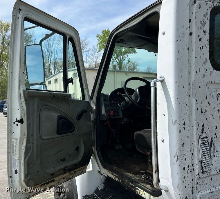 image for item EK4515 2003 International 4300 SBA truck cab and chassis