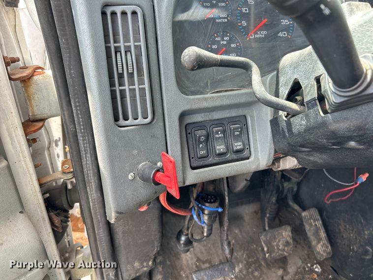 image for item EK4515 2003 International 4300 SBA truck cab and chassis