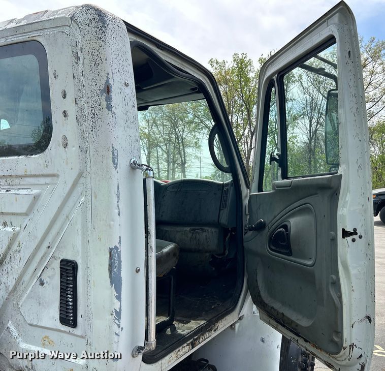 image for item EK4515 2003 International 4300 SBA truck cab and chassis