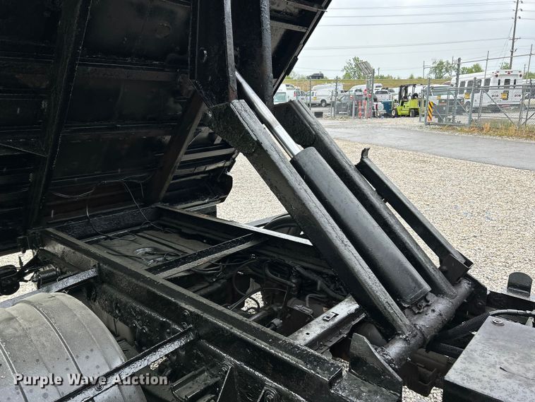 image for item EK4560 2005 Ford F550 Super Duty XLT dump truck