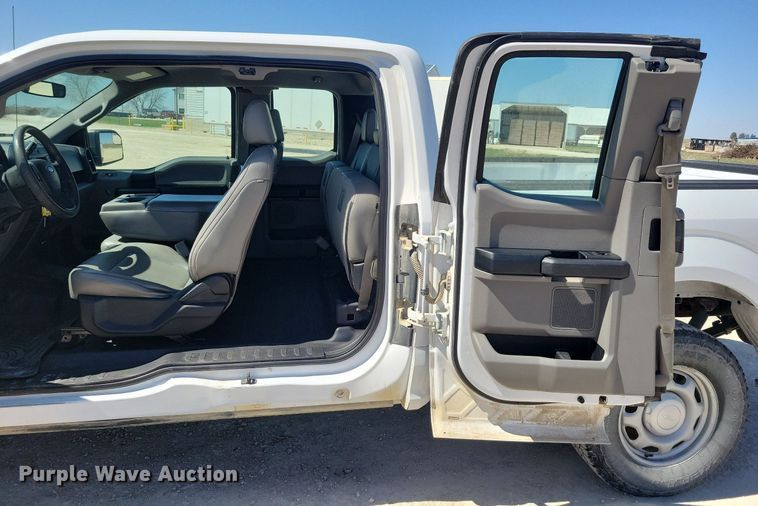 image for item LC9980 2017 Ford F150 XL SuperCab pickup truck