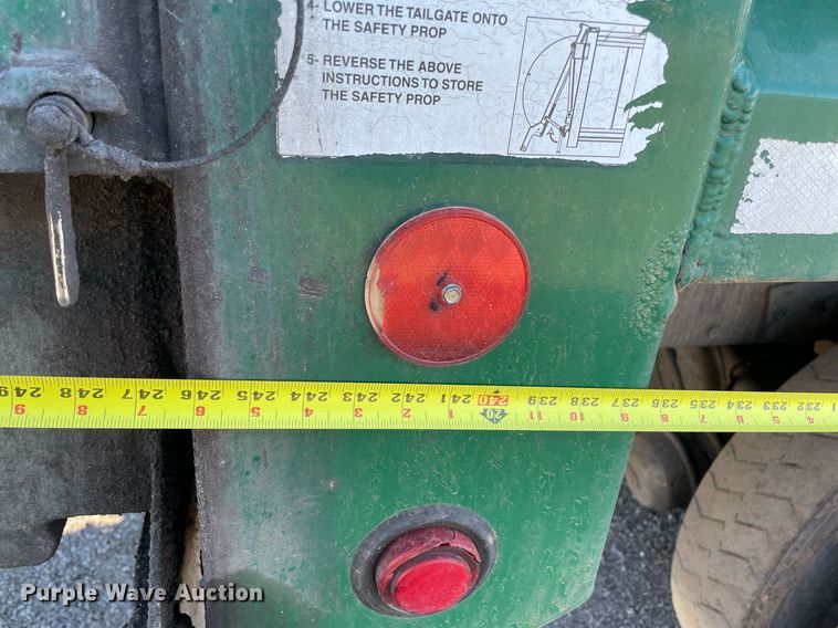 image for item NA9741 2010 Peterbilt 320 refuse truck