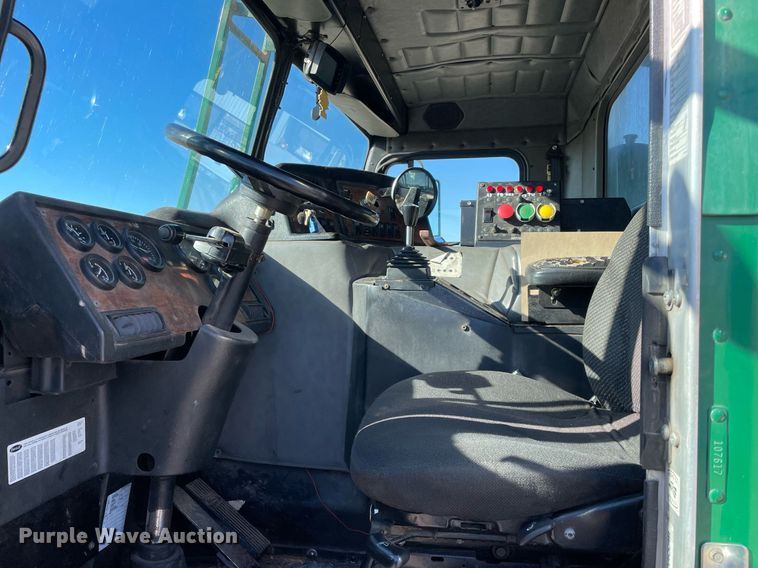 image for item NA9741 2010 Peterbilt 320 refuse truck