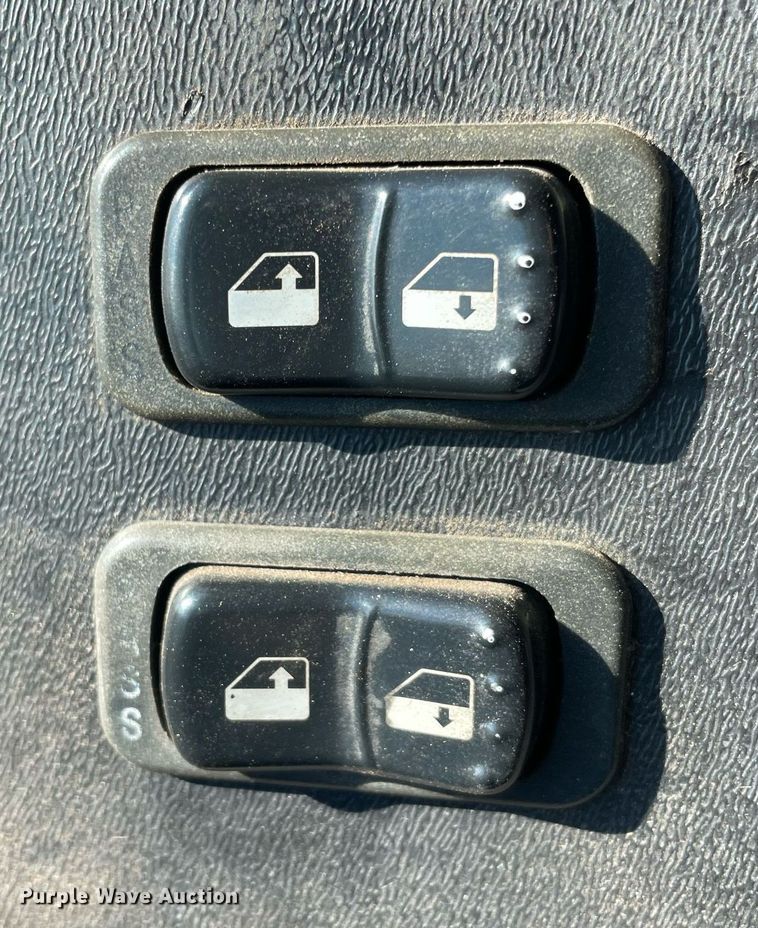 image for item NA9741 2010 Peterbilt 320 refuse truck