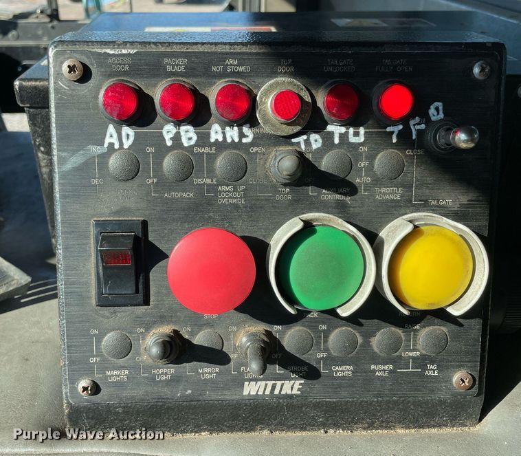 image for item NA9741 2010 Peterbilt 320 refuse truck