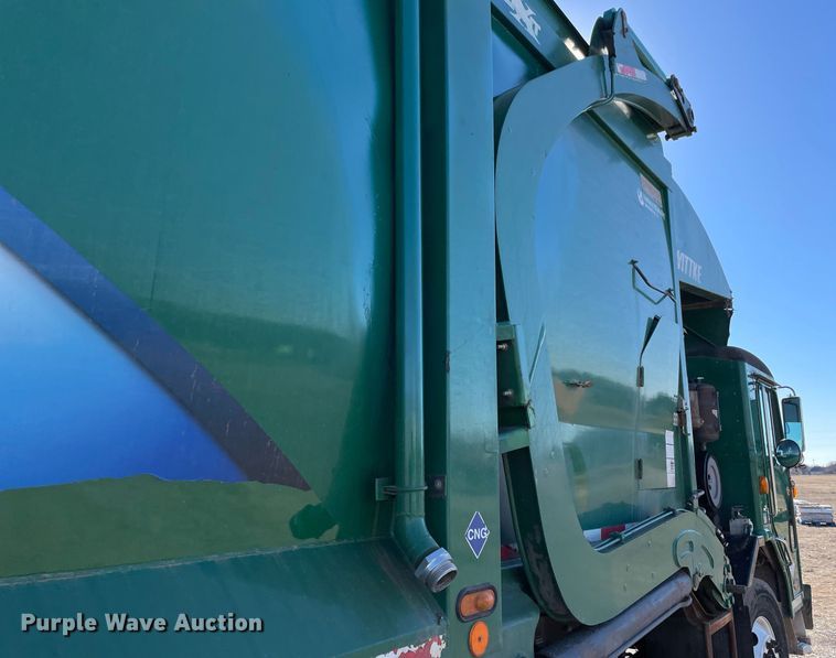 image for item NA9741 2010 Peterbilt 320 refuse truck