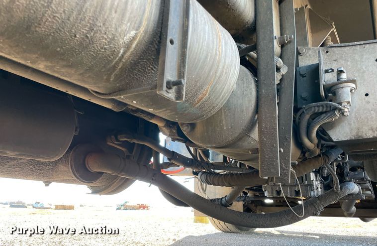 image for item NA9741 2010 Peterbilt 320 refuse truck