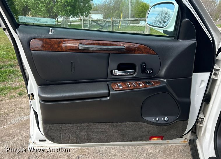 image for item NB9360 2001 Lincoln Krystal  limousine